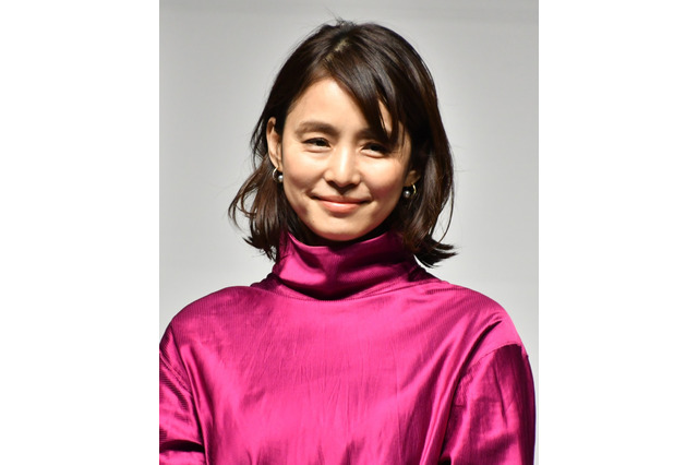 「キラキラです」石田ゆり子、日曜劇場の都知事姿投稿! 画像
