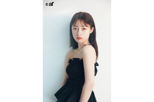 橋本環奈、ブラックドレスで色気倍増！『ar』表紙で肩見せセクシーに 画像
