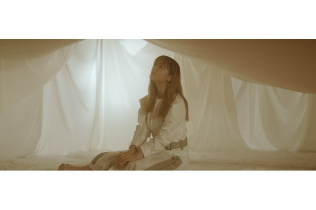 鈴木瑛美子、新曲「kIng」MV解禁！少女たちの姿見守る“守護神”に 画像