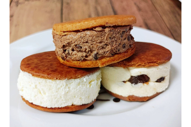 ファミマで注目の新作スイーツ!「バタービスケットサンド」3種類を食べてみた! 画像