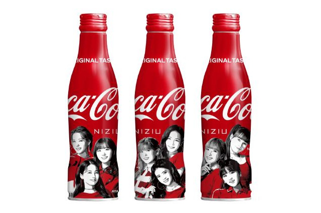NiziUメンバーが3種のデザインで登場!「コカ・コーラ」スリムボトル 画像