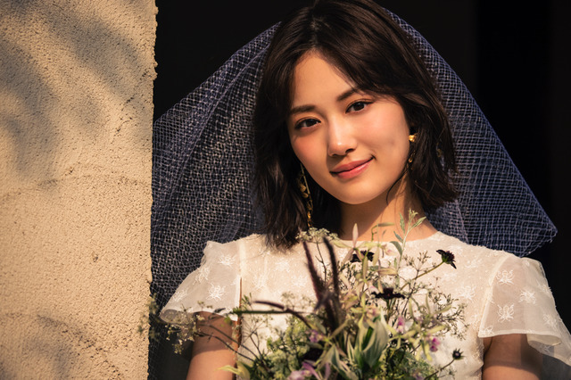 乃木坂46・山下美月、初のウェディングドレス姿！理想の相手は「引っ張ってくれる人」 画像