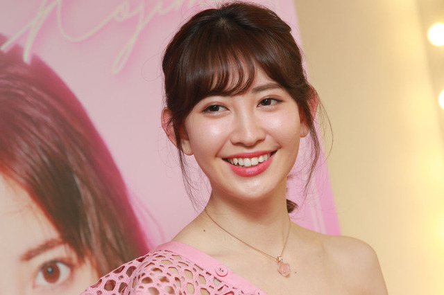 小嶋陽菜、美背中大胆露出のドレス姿にファンうっとり「お姫様」「超綺麗」 画像