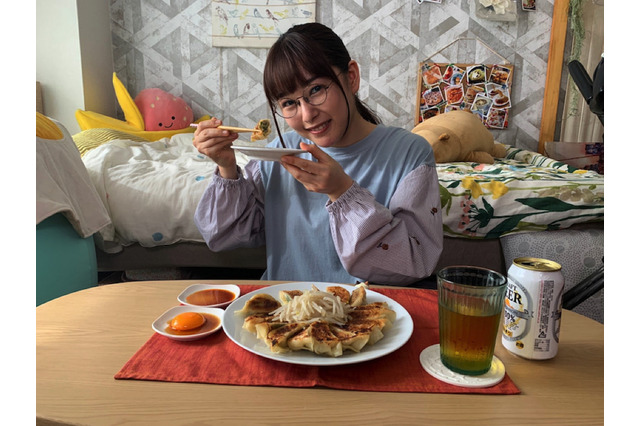 新ドラマ『ごほうびごはん』桜井日奈子が餃子&昼酒満喫するオフショット公開 画像