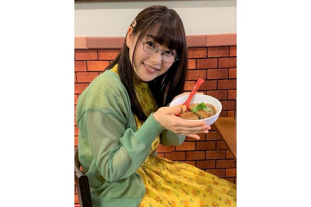 桜井日奈子、台湾料理を手にニッコリ!ドラマオフショットが「ただただ可愛い」と反響 画像