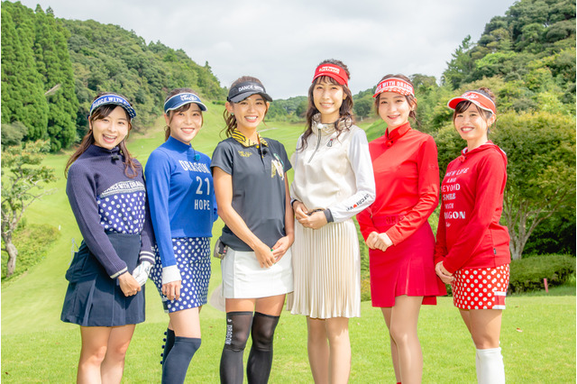 坪井ミサト、美脚露出の白のミニスカ姿でゴルフ対決! 画像