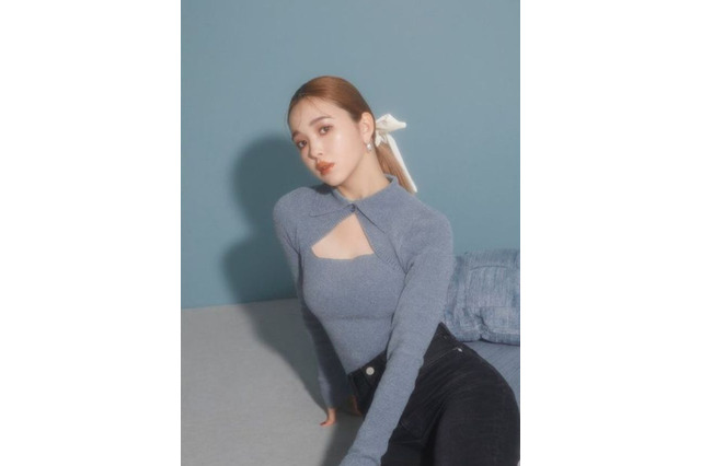 藤田ニコル、ぴたっとトップスでちらりセクシー肌見せ 画像