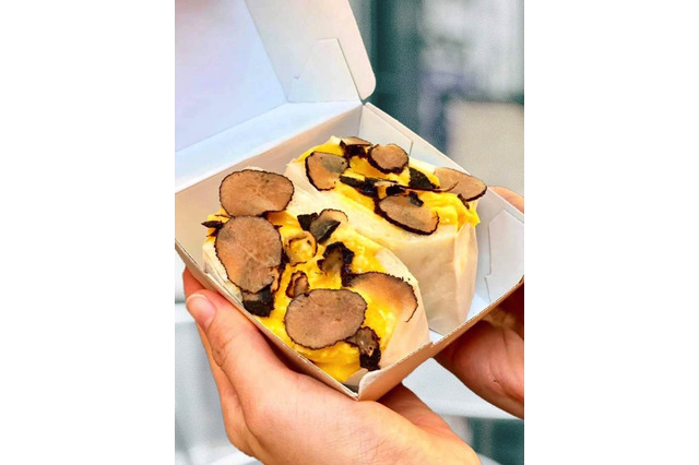 “スチーム生食パン”に新商品!黒トリュフ&チーズオムレツパン使ったプレミアムな一品 画像