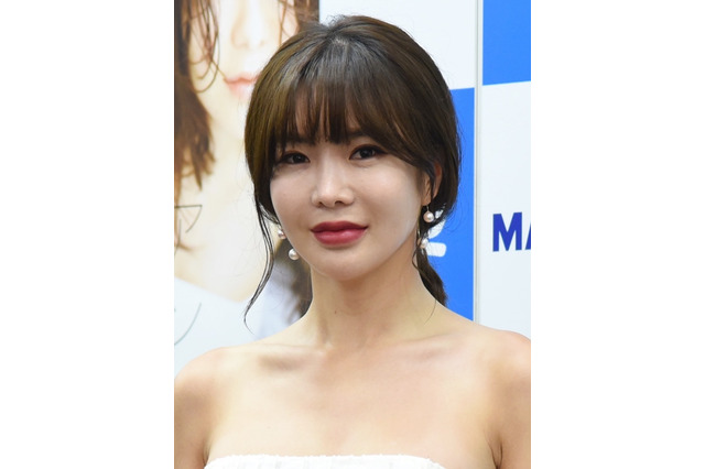 アン・シネ、ひざ上20センチ以上の超ミニスカ足組みショット公開！ 画像