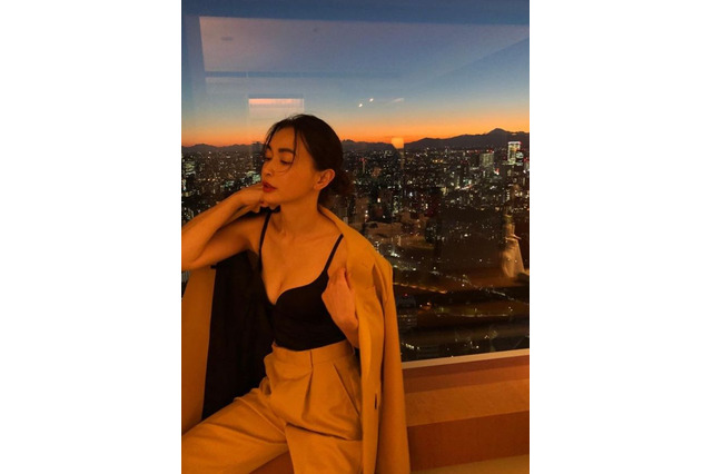 長谷川京子、ジャケット×キャミでセクシーに!自身プロデュース下着をクールに着こなし 画像