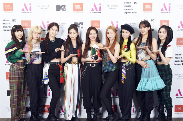 NiziU、MTVライブ登場! MAKOは「9人で楽しいパフォーマンスを」 画像