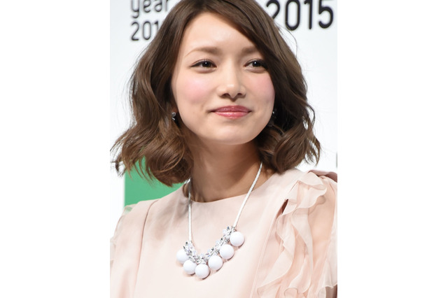 後藤真希、キッチンでランジェリーに!? 写真集オフショット公開 画像