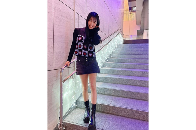 白間美瑠のミニスカ美脚ショットが好評「スタイル天才すぎ」「めーっちゃ綺麗」 画像
