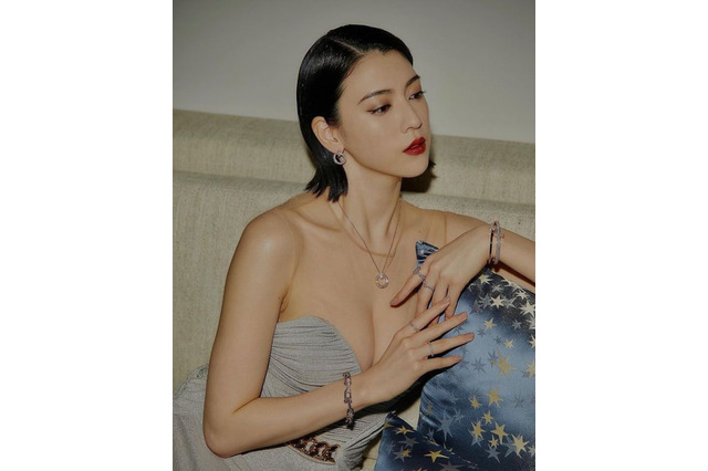 三吉彩花、胸元も大胆にドレスアップ！洗練された美しさ披露 画像