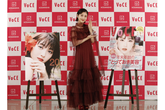 浜辺美波、「2021年 最も美しい人」を受賞！クリスマス意識の美しいシースルードレス姿を披露！ 画像