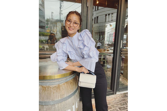 石川恋、爽やかなフリルブラウス＆メガネでキュートな“恵比寿女子”に！ 画像