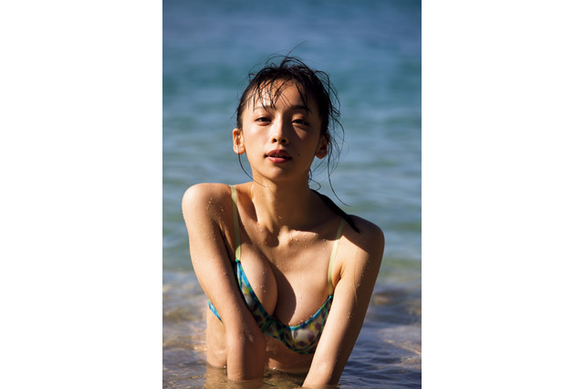 華村あすか、大胆露出に挑んだ初写真集が31日発売 画像