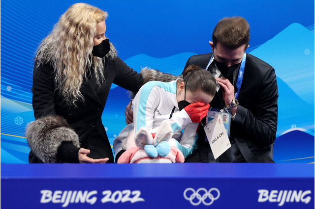 渦中のワリエワ15歳、北京五輪でまさかの4位…肩を震わせて泣く姿も 画像