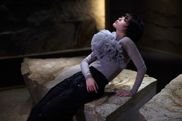 平手友梨奈、H&M春夏コレクションモデルに！大人シックな着こなしで魅了 画像