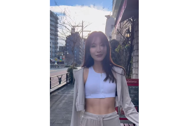 ほのか、スポブラ腹筋出しで街中ウォーキング!動画に反響「スタイルいい」「2度見する」 画像
