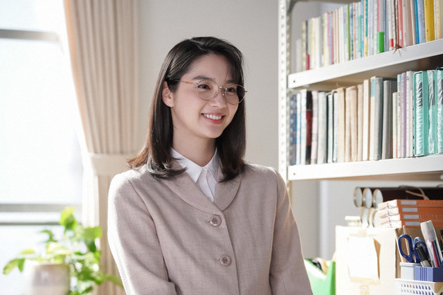 『カムカムエヴリバディ』新川優愛演じる教師・小夜ちゃんにファン急増!?「反則級の可愛さ」 画像