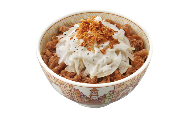 玉ねぎの食感がアクセント！すき家から「クリーミーオニサラ牛丼」 画像