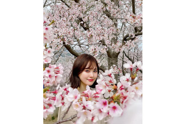 兒玉遥、満開の桜に囲まれた花見ショットに反響!「花の妖精発見」「かわいすぎ!」 画像