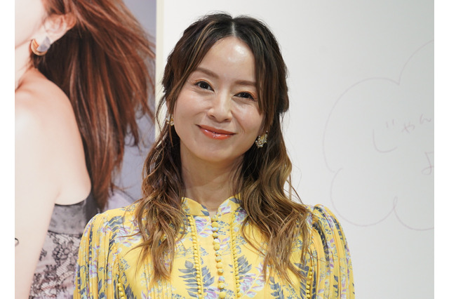 鈴木亜美が第3子妊娠発表後初の公の場、8月出産予定で性別は「生まれてからお伝えしたい」 画像