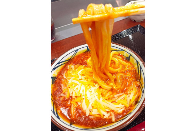 とろ~り濃厚チーズが激うま!丸亀製麺「トマたまカレーうどん」の新作を一足先に試食! 画像