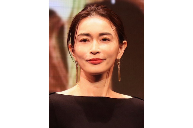 長谷川京子、180度の見事な開脚姿を披露「身体やわらかすぎ」「すごく綺麗」 画像