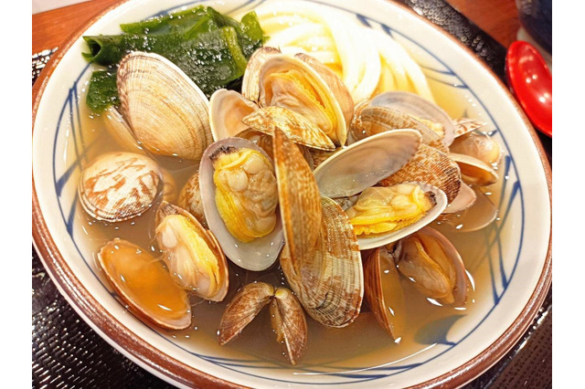 【実食】本日発売!丼から溢れんばかりのあさりが魅力「あさり冷やかけうどん」!後を引く美味しさ「青唐おろしぶっかけうどん」 画像