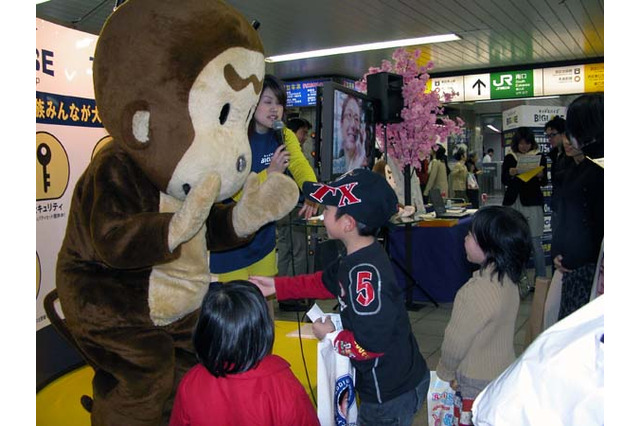 バザールと井川遥が快適ネットライフをPR〜TEPCO&BIGLOBE駅頭キャンペーン 画像
