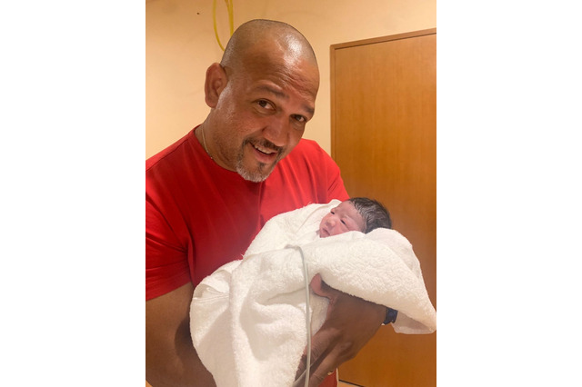 ラミレス妻・美保さん、「パパにそっくり」な第4子男児出産！ 画像