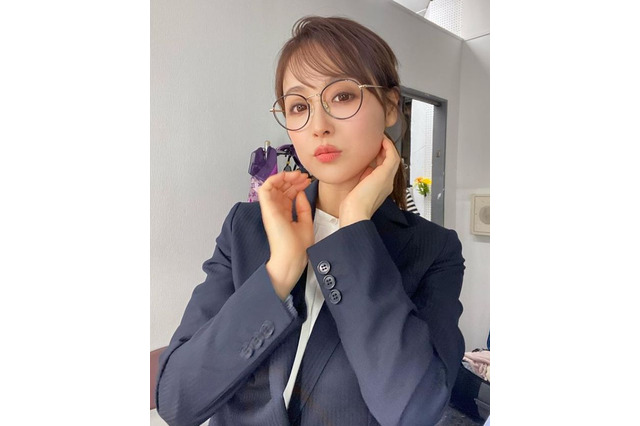 鈴木奈々、メガネ×スーツで可愛すぎるOLに!「いい女」「美人さん」 画像