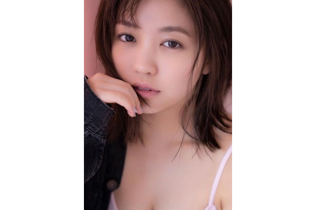 大原優乃、谷間チラリのワンピース姿を披露!日めくりカレンダー発売決定 画像