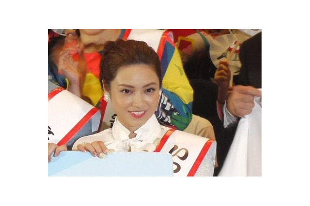 平愛梨、久しぶりの「もしツア」ミニスカ衣装公開 画像