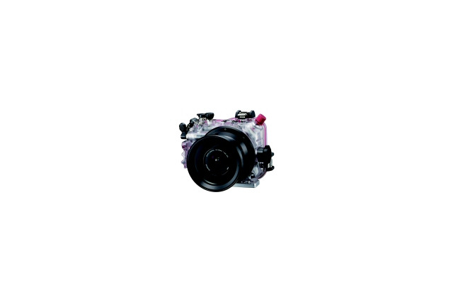 オリンパス、デジタル一眼レフカメラ「E-300」用の防水プロテクタを発売 画像