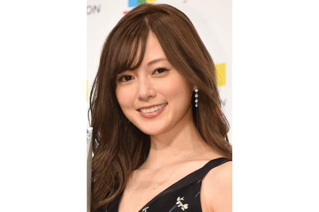 白石麻衣、北村一輝との密着ピースショット公開!「距離近ぇ」とファンやきもき 画像