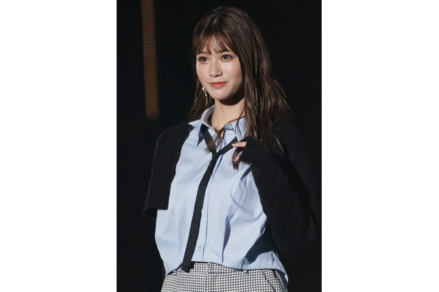 【TGC 2022 A/W】生見愛瑠がミニスカ＆ブーツスタイルで登場、会場の盛り上がりに笑顔 画像