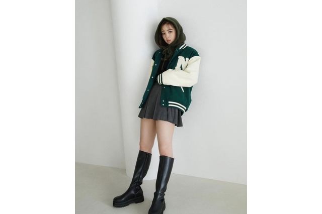 藤田ニコル、スタジャン+プリーツミニ着こなしちょいセクシー! 画像