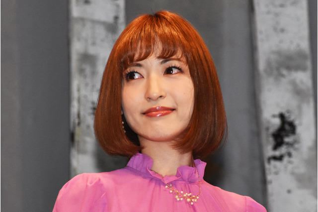 神田沙也加さんのSNSが死去後初更新　花束を持った写真とともにブランドの展覧会を告知 画像