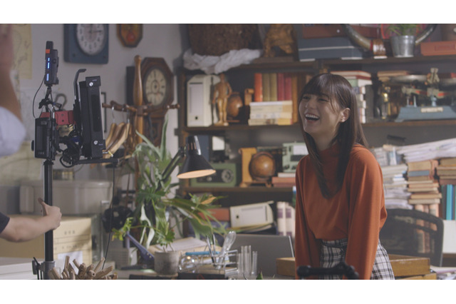 日向坂46・小坂菜緒、阿部サダオとCM初共演！関西弁でかわいいツッコミ披露 画像