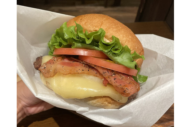 【実食】クア・アイナから、はじめてスモークチーズを使用したバーガーが期間限定登場! 画像