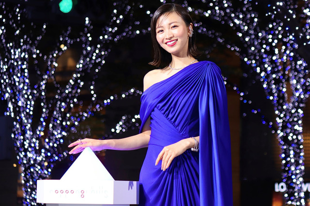 岡崎紗絵、青のドレスで六本木ヒルズイルミ点灯式に登壇…美脚&美背中で魅了 画像