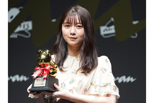 上白石萌歌が「anan AWARD 2022」受賞！美背中露出の大胆ドレスで登場 画像