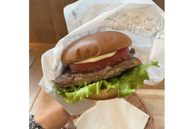 【実食】一頭買いの贅沢を堪能!モスバーガー100万食限定の黒毛和牛バーガー 画像