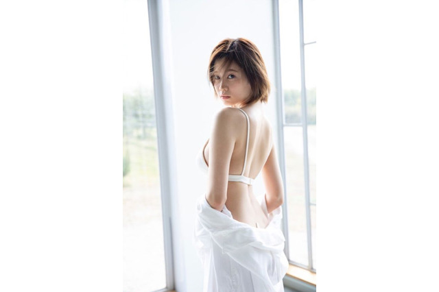 吉田莉々加、初グラビアのアザーカットで美背中披露!「最高に魅力的」「写真集出してほしい」 画像