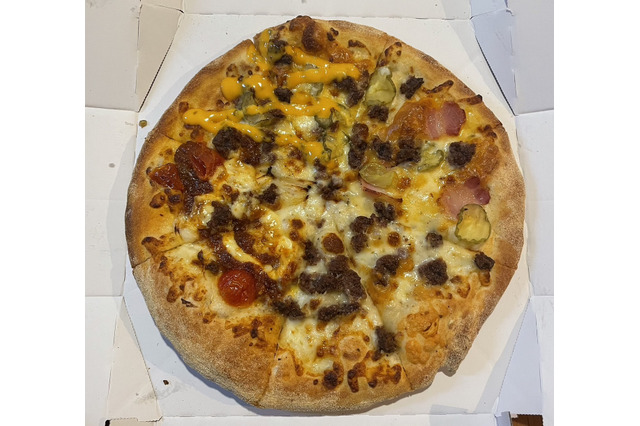 【実食】ピザのバーガー味って一体!?ドミノ・ピザのバーガーピザ・クワトロ 画像