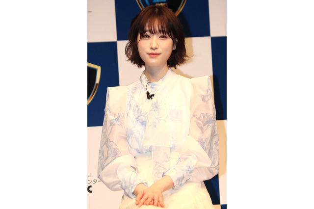 高橋ひかる、“清涼感ある”白のシースルーコーデでイベントに登壇！ 画像