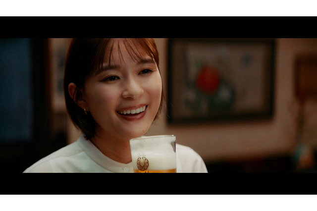 芳根京子、プライベートでは一人飲み!ビールCMで等身大の演技 画像